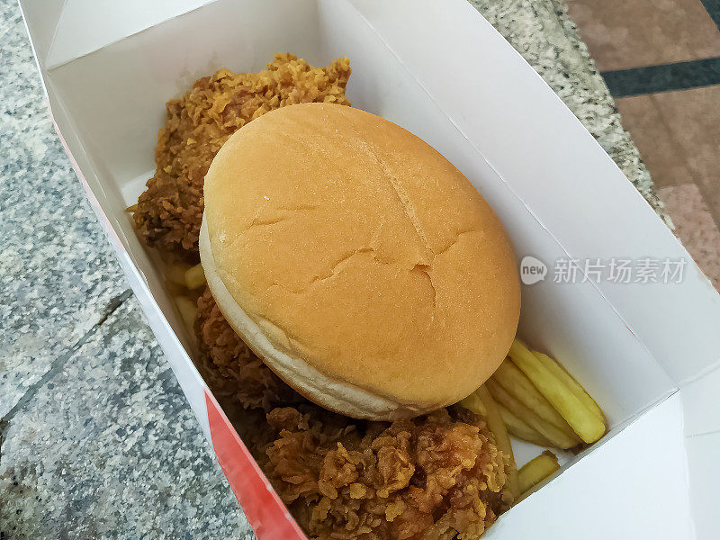 炸鸡，面包和薯条在纸午餐盒。Ayam Goreng Dengan Roti Dan Kentang Goreng。食品菜单。